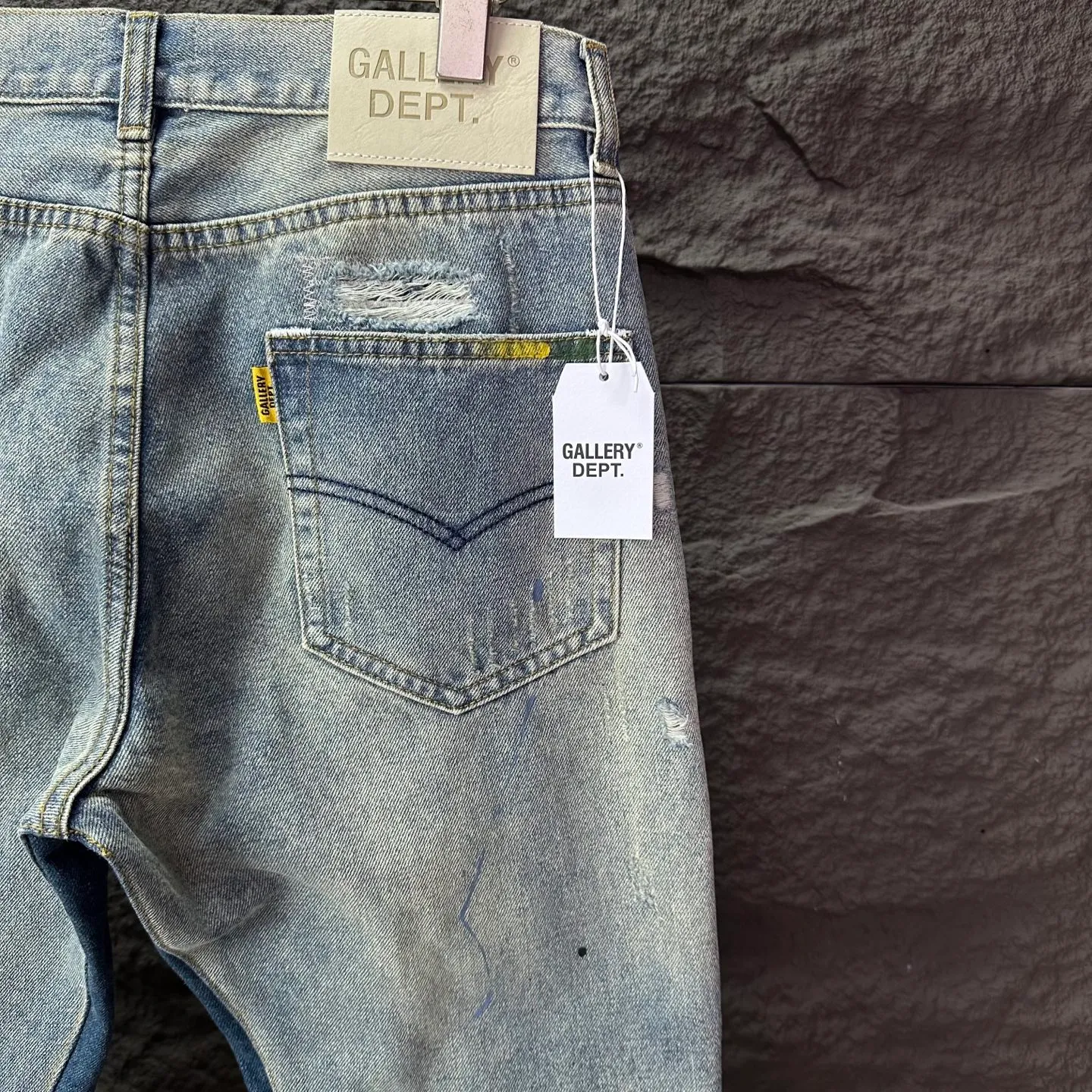 P300 GALLERY DEPT. 2025 New Retro Splashed Ink Hole Stitching Seams Couple Style Loose Bootcut Jeans 🔥High Version🔥High Version🔥 Top Ceiling Quality Styles with different washed textures are very friendly to people with thin legs and thick legs. The loose version of the bootcut is very flattering to the leg shape. Moderate length that never goes out of style, easy and casual to match, basic styling for various styles, a must-have in the wardrobe! The fabric is stiff but also makes the upper body soft without losing texture. The washing process is even more perfect. It is a must-have item for everyone! ! ! Washed wheat, hang tag, pants label, three complete labels, color: blue, size: 28, 30, 32, 34, 36 (five sizes)